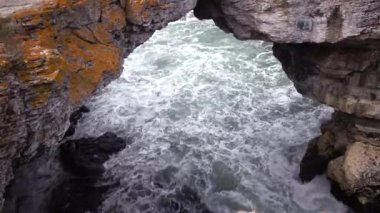 Karadeniz 'de fırtına. Büyük dalgalar sualtı kayalarında, beyaz köpükler suda kırılır. Bulgaristan