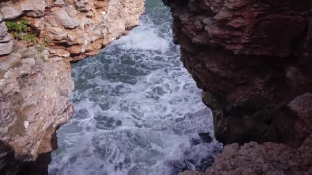 Storm Zee Grote Golven Breken Rotsachtige Kust Wit Schuim Het — Stockvideo