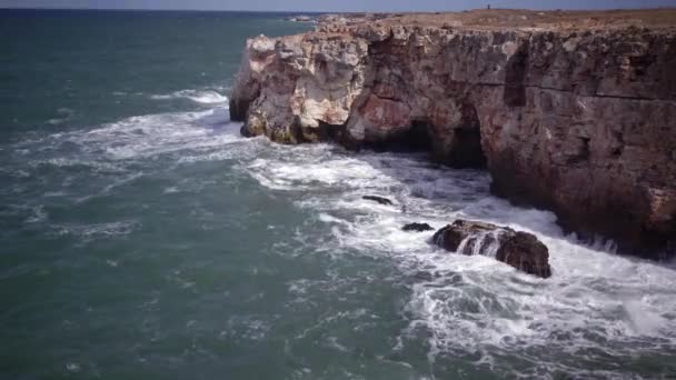 Tormenta Mar Las Olas Grandes Rompen Orilla Rocosa Espuma Blanca — Vídeo de stock