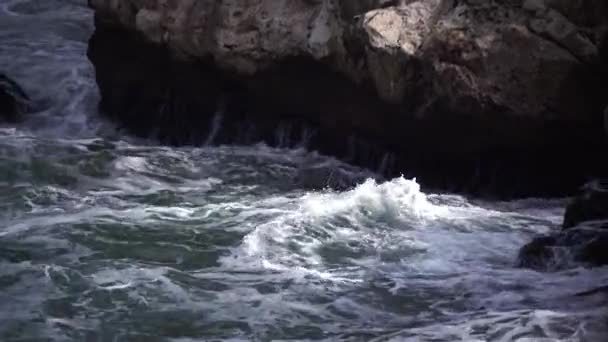 Шторм Море Большие Волны Ломаются Каменистом Берегу Белая Пена Воде — стоковое видео