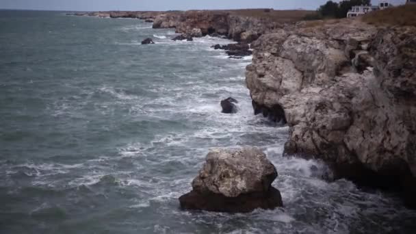 Tormenta Mar Las Olas Grandes Rompen Orilla Rocosa Espuma Blanca — Vídeos de Stock