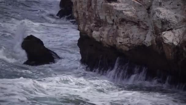 Шторм Черном Море Большие Волны Ломаются Подводной Скале Белая Пена — стоковое видео