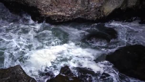Tempête dans la mer Noire. De grosses vagues se brisent sur la roche sous-marine, de la mousse blanche sur l'eau. Bulgarie