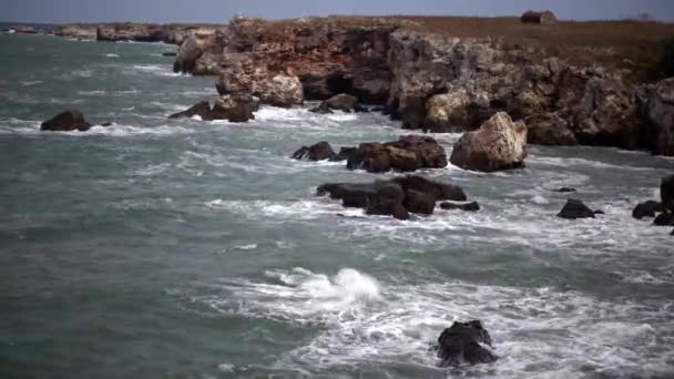 Tempête Dans Mer Noire Grosses Vagues Brisent Sur Roche Sous — Video