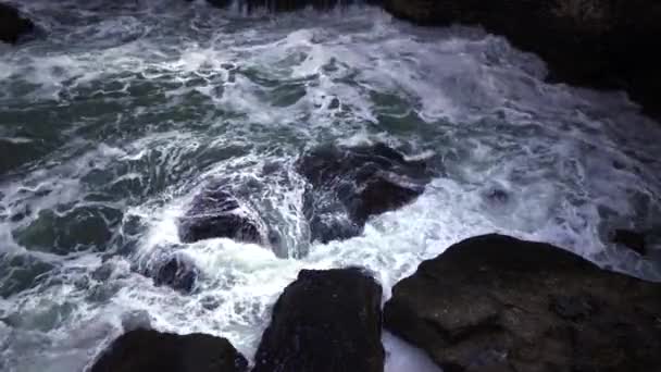 Tormenta Mar Negro Las Olas Grandes Rompen Roca Submarina Espuma — Vídeo de stock