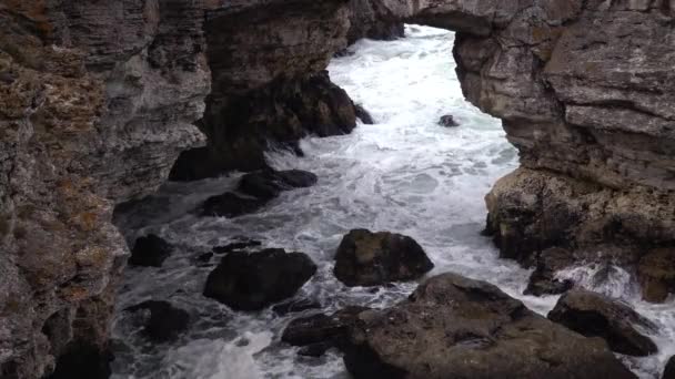 Bouře Černém Moři Velké Vlny Rozbíjejí Podvodní Skálu Bílá Pěna — Stock video