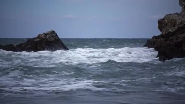 Stormen Vid Svarta Havet Vågor Bryter Upp Kustklipporna Nära Byn — Stockvideo