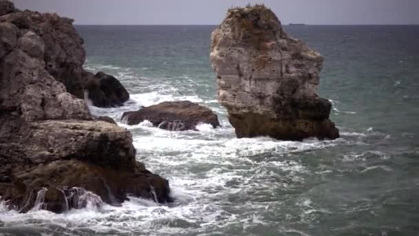 Bouře Černém Moři Vlny Pobřežních Útesech Poblíž Vesnice Tulenovo Bulharsko — Stock video