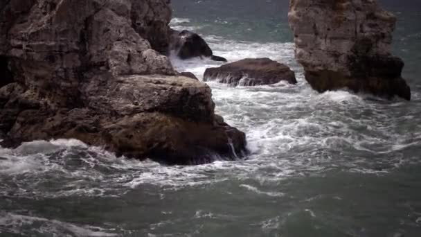 黑海风暴 保加利亚Tulenovo村附近沿海悬崖上的波浪破裂 — 图库视频影像