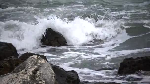 Tormenta Mar Negro Olas Rompiendo Los Acantilados Costeros Cerca Del — Vídeo de stock