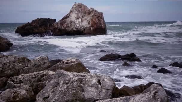 Буря Чорному Морі Хвилі Розбиваються Прибережних Скелях Біля Села Туленово — стокове відео