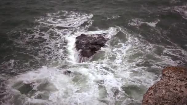 Tormenta Mar Negro Las Olas Rompen Roca Submarina Cerca Del — Vídeo de stock