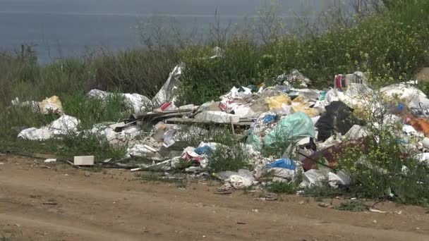 貯水池の海岸にプラスチックごみのヒープ 環境汚染 自然生態系 整理されていないゴミ捨て場 ウクライナ Khadzhibei河口の海岸 Khadzhibei Liman — ストック動画