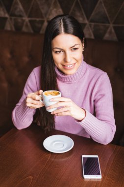 Mutlu genç kadın bir kafede kahve içme