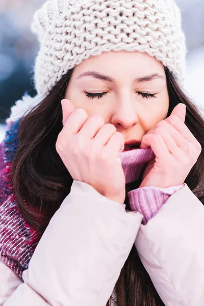 Young beautiful girl freezing in a winter park — Stock Photo, Image