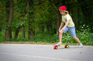 genç çocuk eğleniyor banliyö sokakta kaykay binmek için öğrenme.