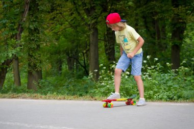 genç çocuk eğleniyor banliyö sokakta kaykay binmek için öğrenme.