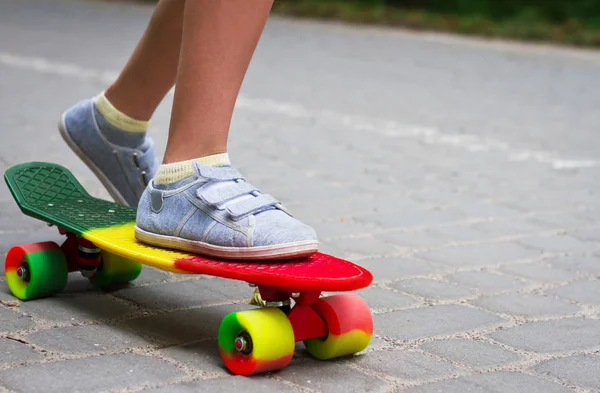 Schattig peuter jongen plezier met kleurrijke skateboard buiten in het park — Stockfoto