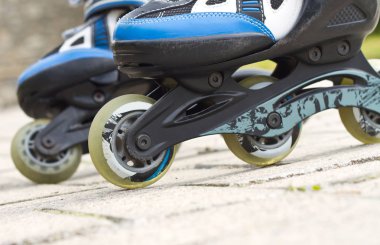 Paten bacaklar skatepark içinde kapatın. Düşük bölümü. Silindir ska