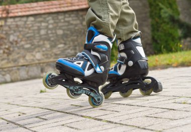 Paten bacaklar skatepark içinde kapatın. Düşük bölümü. Tekerlekli paten ekstrem spordur.
