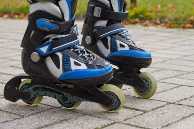 Paten bacaklar skatepark içinde kapatın. Düşük bölümü. Silindir ska