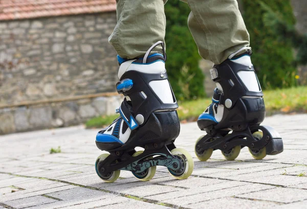 Kolečkové brusle nohy zblízka ve skateparku. Nízká sekce. Kolečkové brusle je extrémní sport. — Stock fotografie