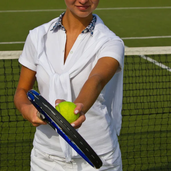 年轻漂亮的网球球员女人打网球 — 图库照片
