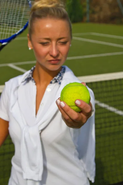 Dość młoda tenis gracz kobieta gra tenis — Zdjęcie stockowe