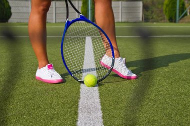 Sağlam bacağı güneşli yaz gününde raket Kortu tarih ile standları