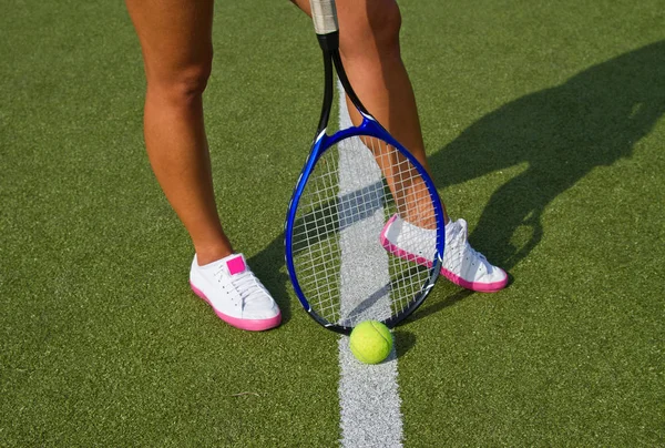 Goede benen staat met racket op rechter op zonnige zomerdag — Stockfoto