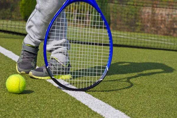 Primer plano de los zapatos con la raqueta de tenis y pelota al aire libre —  Fotos de Stock