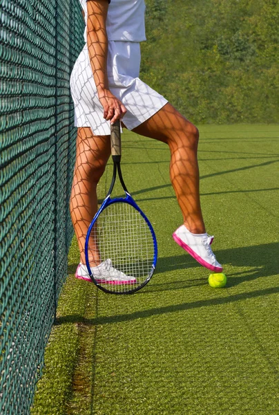Buenas piernas se levanta con raqueta en la cancha en el soleado día de verano — Foto de Stock