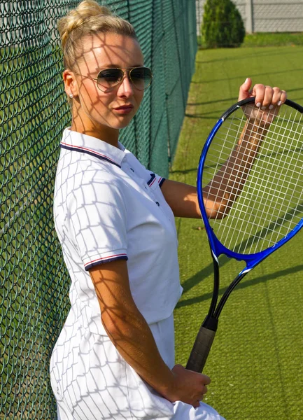 Chica feliz se para con raqueta en la cancha en el soleado día de verano — Foto de Stock