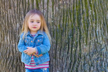 Küçük kız bir çok büyük eski ağacını geri temel.
