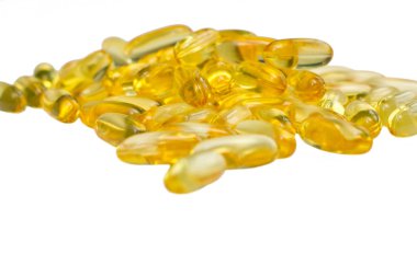 Morina ciğeri yağı omega 3 jel kapsülleri beyaz arka planda izole