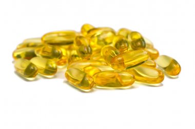 Morina ciğeri yağı omega 3 jel kapsülleri beyaz arka planda izole