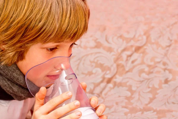 Küçük çocuk evde, inhalasyon bronş tüpler için ilaç alarak yapar. tüp. — Stok fotoğraf