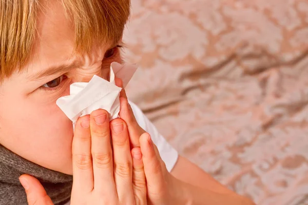 Sağlık ve tıp - küçük çocuk grip bir kavramdır. Burnunu bir doku ile çocuk bezleri. — Stok fotoğraf