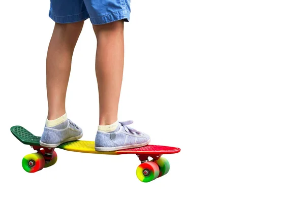 Roztomilé batole kluk baví s barevnými skateboard venku v parku izolovat — Stock fotografie