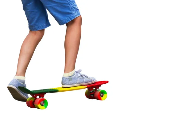 Adorável criança menino se divertindo com skate colorido ao ar livre — Fotografia de Stock