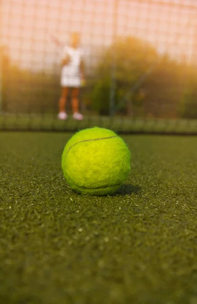 Tennisbal en silhouet van tennisser — Stockfoto