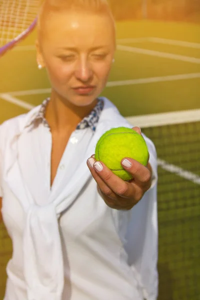 Hezká mladá tenisový hráč žena hraje tenis — Stock fotografie