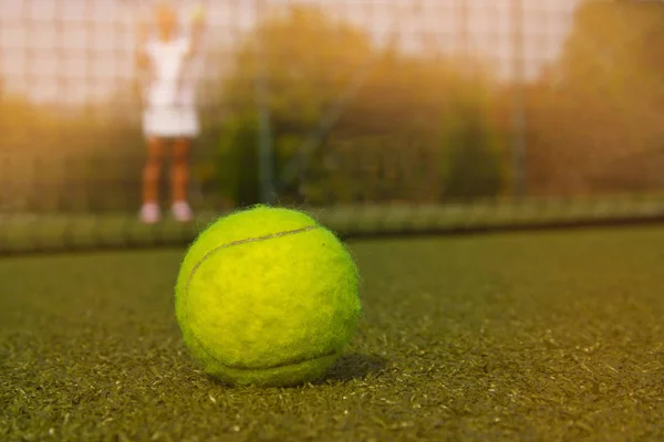 Μπάλα του τένις και σιλουέτα του παίκτης αντισφαίρισης — Φωτογραφία Αρχείου