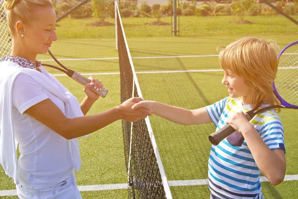 Jogadores de tênis apertar as mãos antes e depois do jogo de tênis. Na foto parece apertar as mãos cumprimentando uns aos outros de perto . — Fotografia de Stock