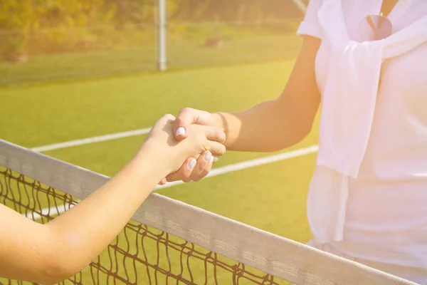 Los tenistas se dan la mano antes y después del partido de tenis. En la foto parece como darse la mano saludándose de cerca. . —  Fotos de Stock