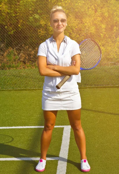 Happy girl stands with racket on court at sunny summer day — Stock Photo, Image