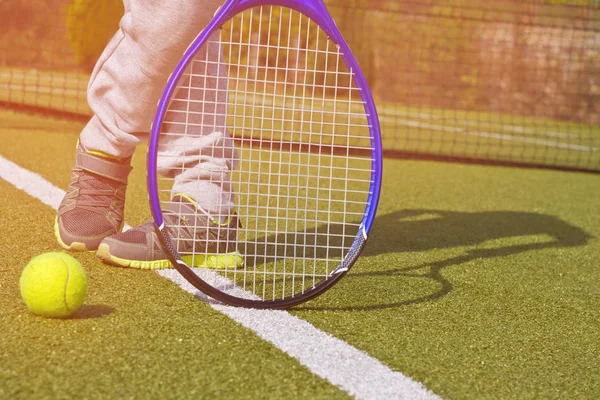 Primer plano de los zapatos con la raqueta de tenis y pelota al aire libre —  Fotos de Stock