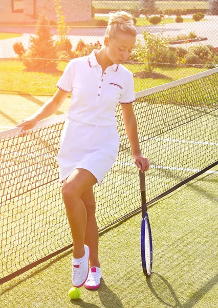 Menina feliz fica com raquete na quadra no dia ensolarado de verão — Fotografia de Stock