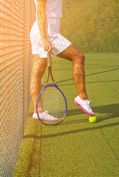 Buenas piernas se levanta con raqueta en la cancha en el soleado día de verano —  Fotos de Stock