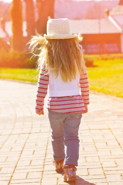 Маленька дівчинка в капоті, прогулянка по трасі в сонячний день — стокове фото